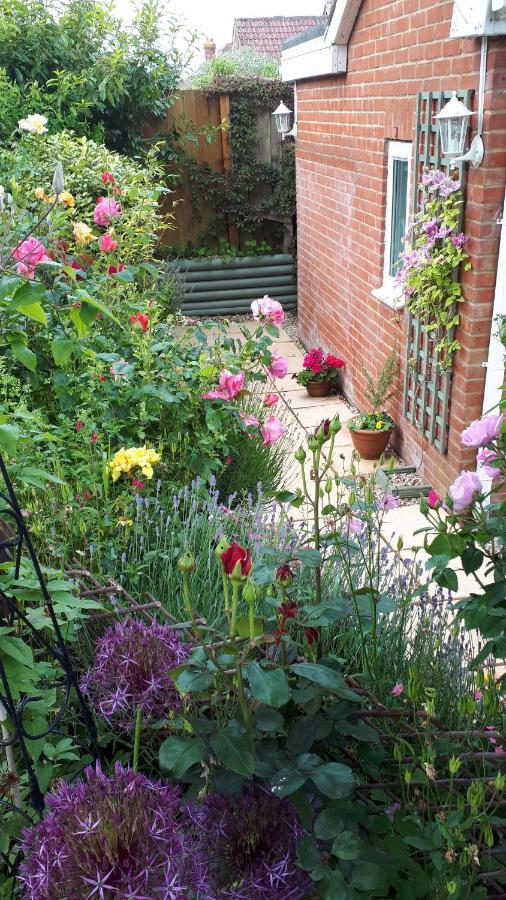 Santi Bhavana Bed & Breakfast Westbury  Bagian luar foto